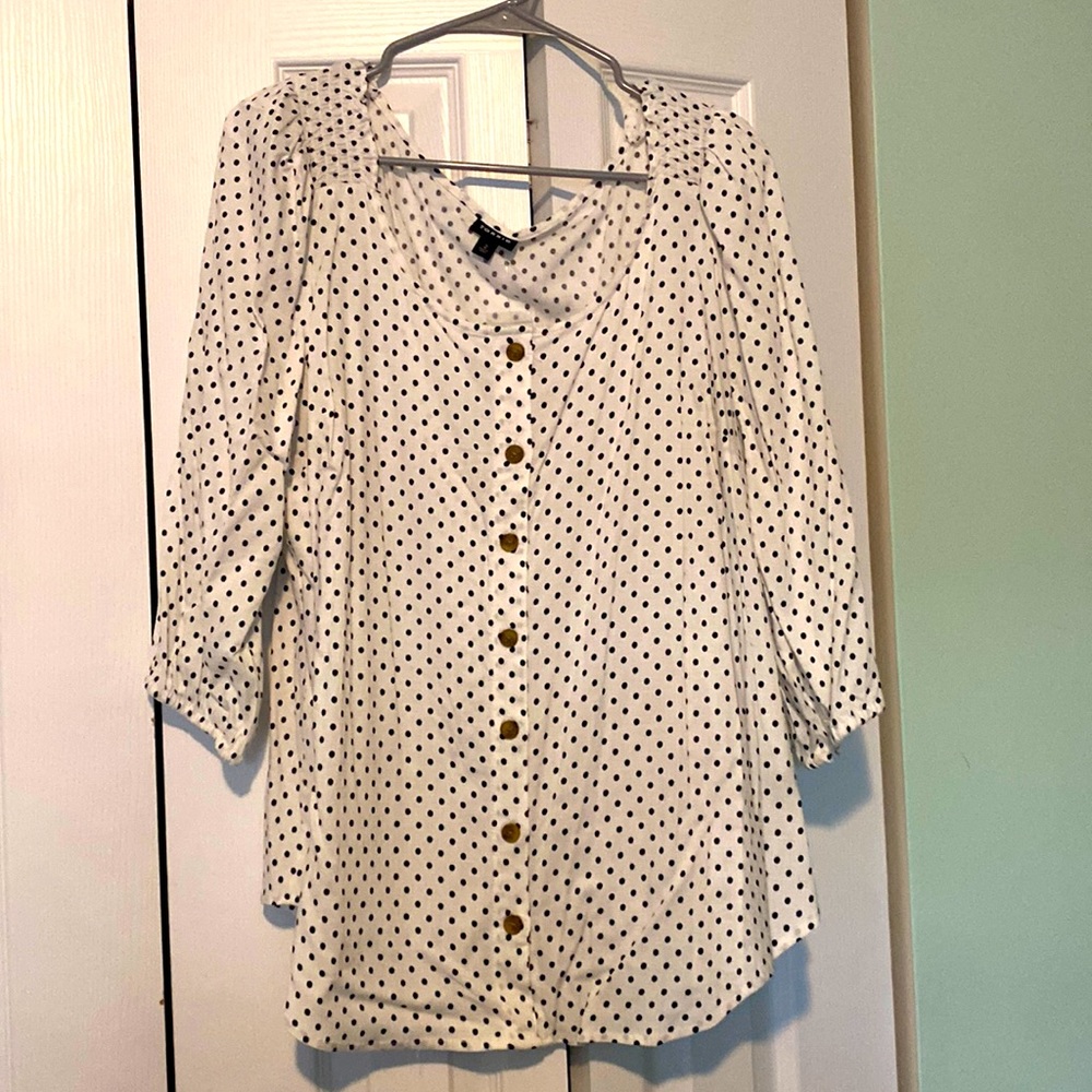 White with black dots blouse with buttons and 3/4 sleeves